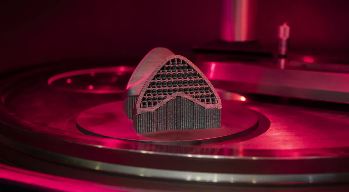 Metal part with a lattice structure produced by additive manufacturing